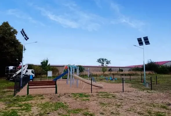 Plac zabaw w Bienicach z nowym oświetleniem solarnym