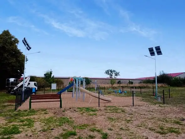 Plac zabaw w Bienicach z nowym oświetleniem solarnym