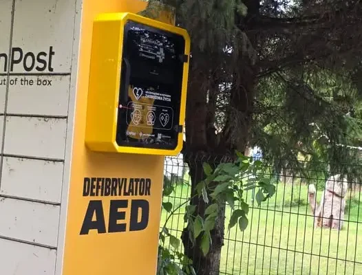 Nowe AED na paczkomacie InPost w Nowym Warpnie – kolejny krok dla bezpieczeństwa mieszkańców