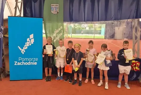 20 młodych tenisistów rywalizowało na kortach Family Garden w Gminie Dobra