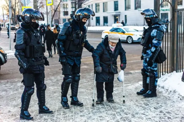 Seniorka leżała przy torach w Szczecinie. Policjanci z Pogodna zdążyli z pomocą