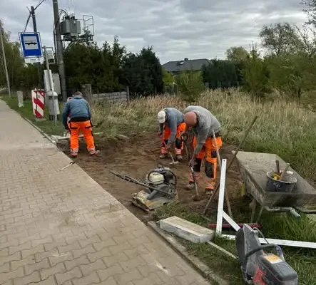Nowa wiata przystankowa przy ul. Żubrzej w Dołujach – prace już trwają