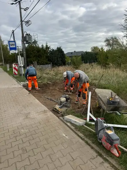 Nowa wiata przystankowa przy ul. Żubrzej w Dołujach – prace już trwają