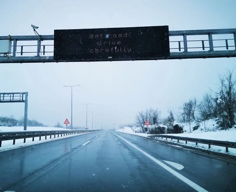 Policja ostrzega przed jesienno-zimowymi warunkami na drogach